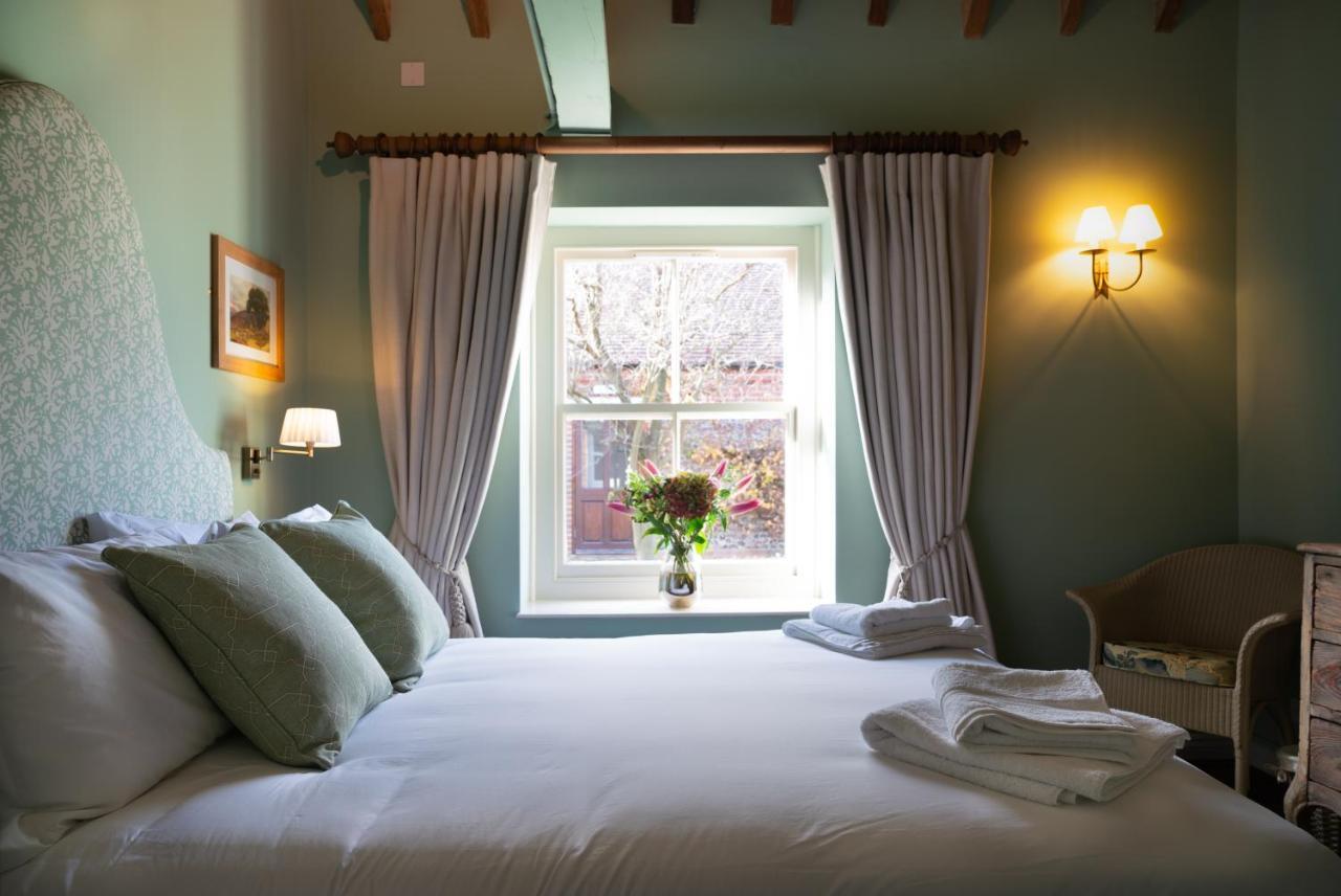 The Horse And Groom Inn Чичестър Екстериор снимка