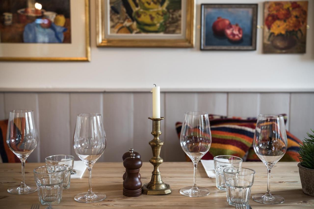 The Horse And Groom Inn Чичестър Екстериор снимка